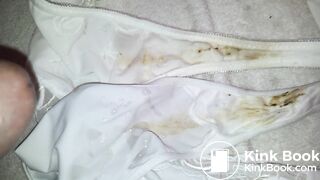Je me fais fort éjaculer dans deux sales culottes très parfumées