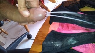 J'éjacule dans les traces laissée par le sexe parfumé de ma nana qui aime sentir fort