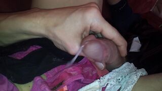 ses culottes bien remplies de sécrétions vaginales et de belles traces de pipi caca