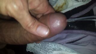 J'éjacule deux fois de suite dans ses culottes sales et parfumées à l'odeur de caca