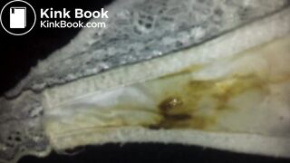 J'éjacule deux fois de suite dans ses culottes sales et parfumées à l'odeur de caca